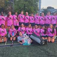 Equipo de hockey de West Babylon se viste de rosa en evento benéfico contra el cáncer de mama