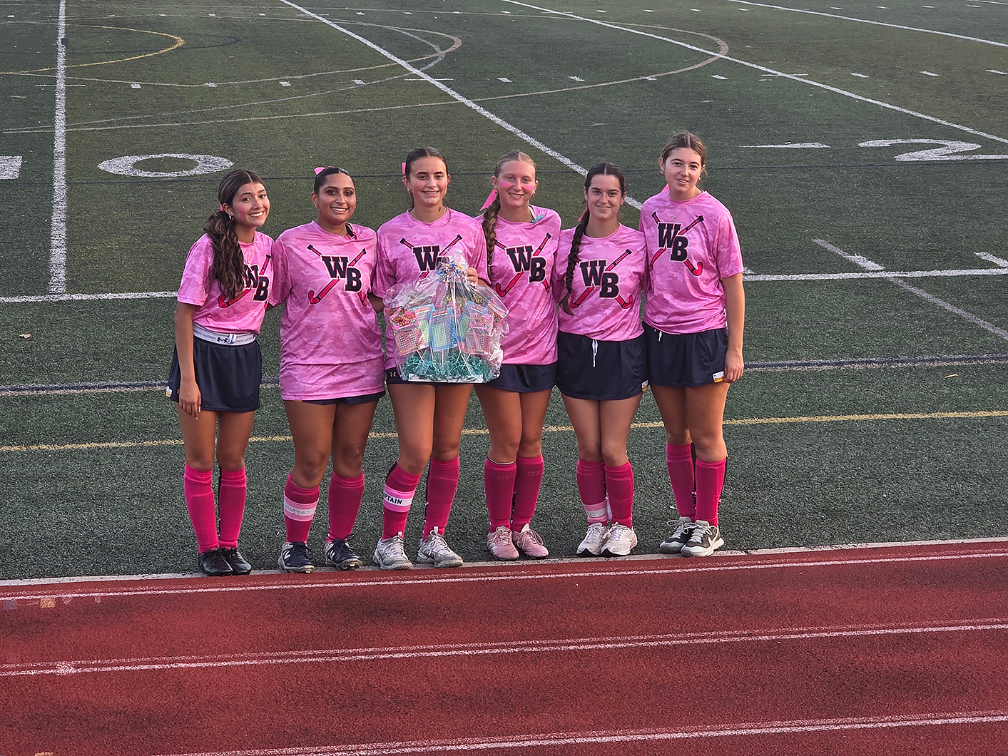 Equipo de hockey de West Babylon se viste de rosa en evento benéfico contra el cáncer de mama