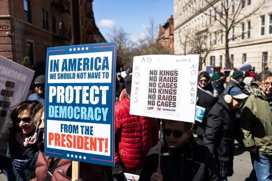 Lanzan sitio web SinReyes.org y hacen un llamado a los latinos para salir a votar