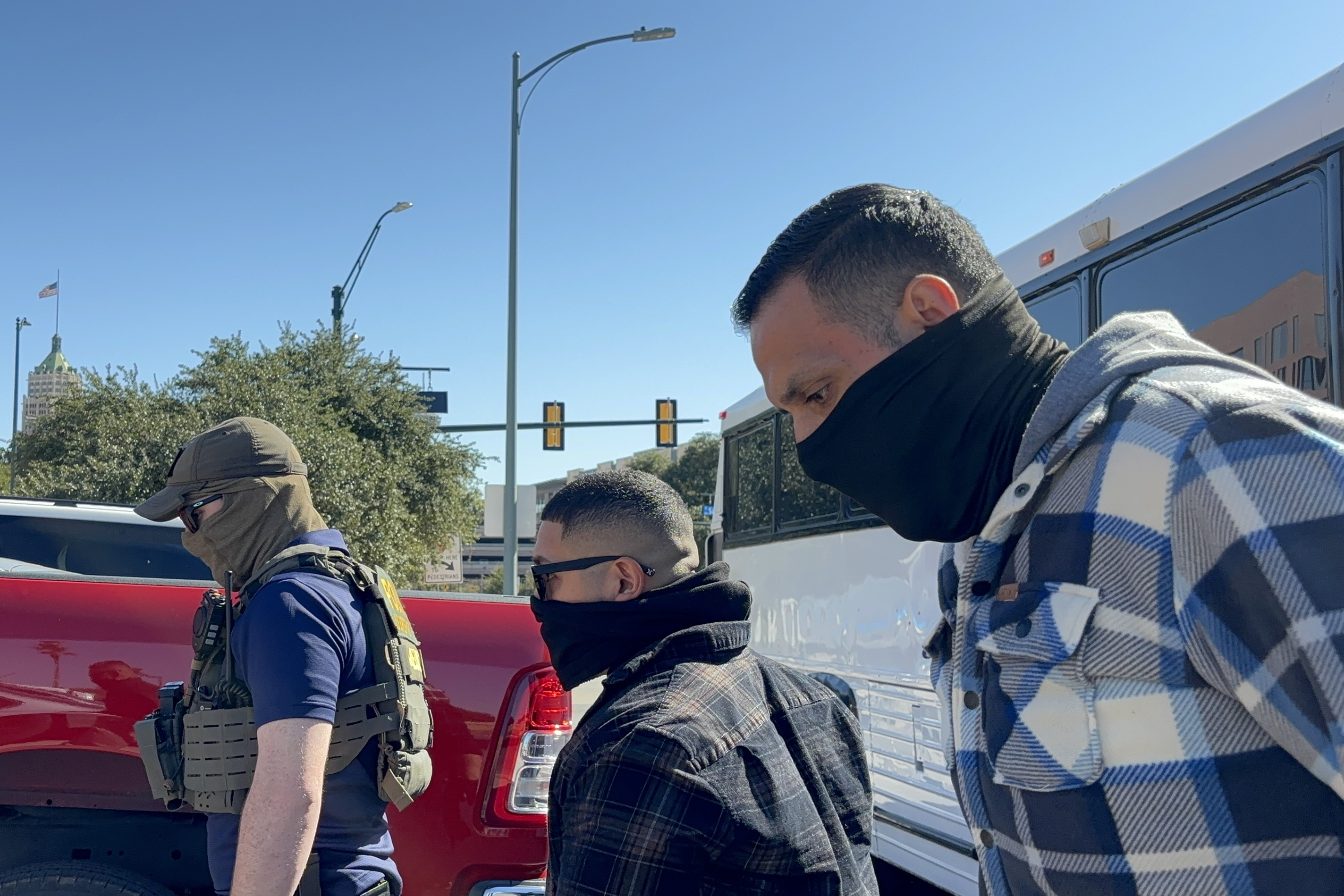 Encuesta en EE.UU. muestra rechazo de latinos a deportaciones y pide apoyo a inmigrantes