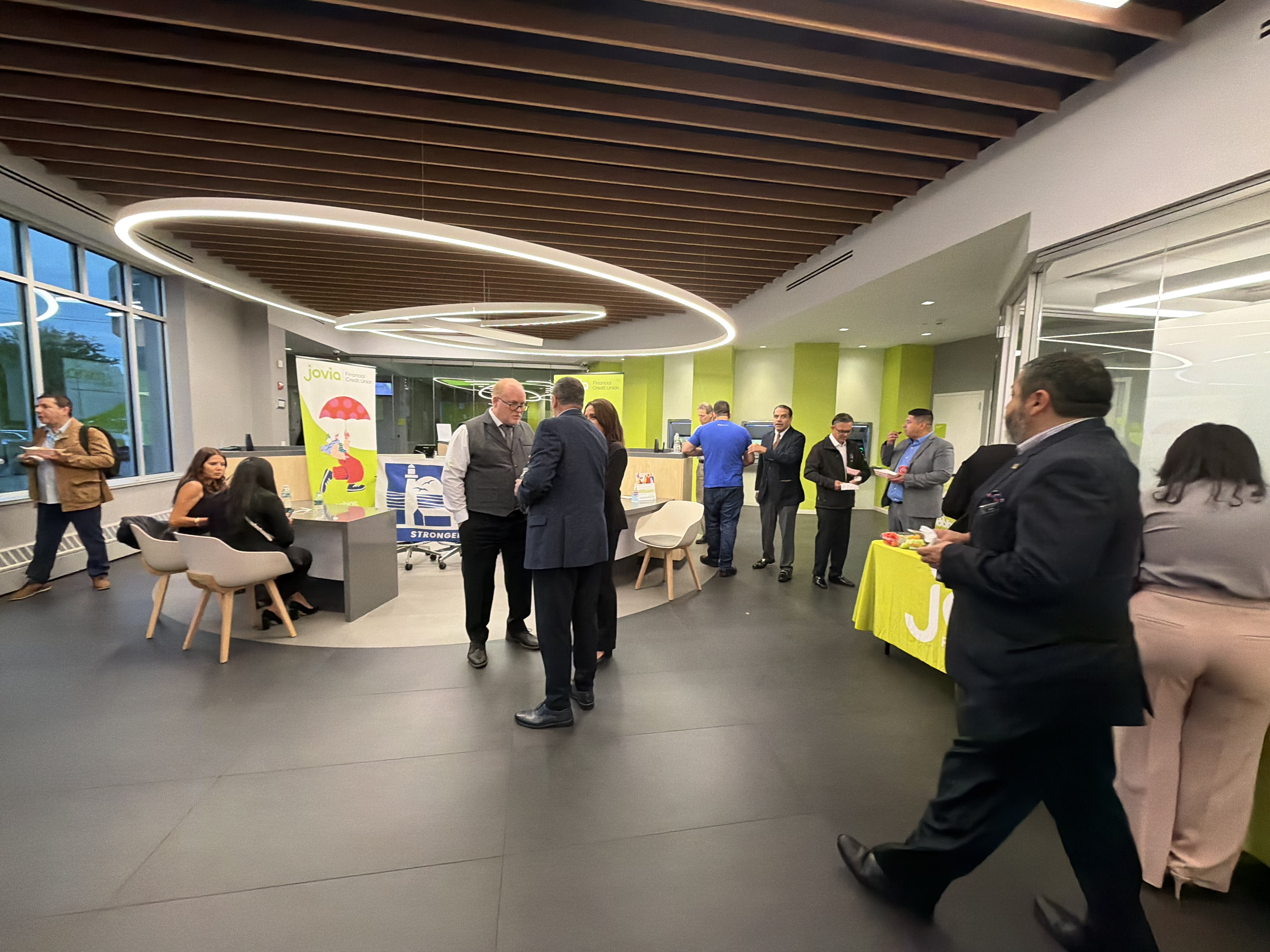 Cámara de Comercio Hispana de Long Island y Jovia Financial Credit Union celebran evento de networking por el "Mes de la Herencia Hispana"